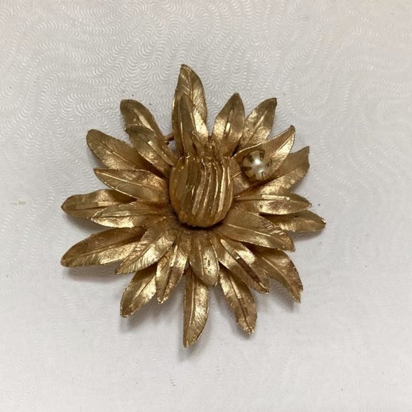 Elegant vintage flower brooch - Picture 1 of 3